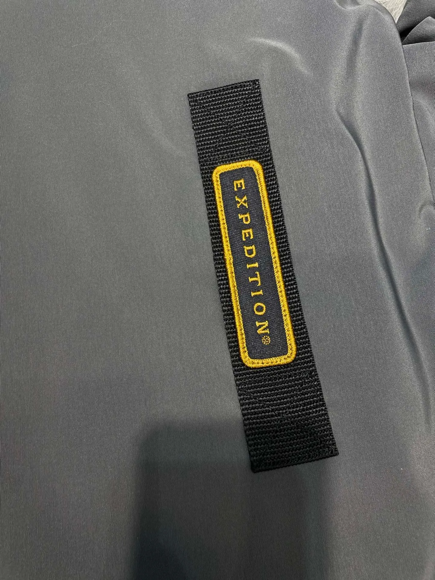 P910 special version 🌟 🇨🇦CANADA GOOES 24 new models 08 models/couple models Factory direct supply: supplying global purchasing agents, micro-entities, Tmall, high-end stalls and studio cooperation, free shipping! Canada Goose Expedition Parka 2008 is the same style for men and women. It is mid-length and the most timeless classic. All Arctic and Antarctic scientific expedition teams choose Canada Goose as their cold-proof equipment. It is the Rolls-Royce of down jackets. ➖ Industry-leading anti-counterfeiting chip sensing. ➖ Imported Behringer embroidery machines and customized embroidery labels, the highest level and industry leading. ➖ Imported Korean 21-count polyester-cotton blended original fabric, TC85 waterproof coated fabric, water-repellent, windproof and wear-resistant. ➖ The new national standard 80 white duck down is filled with an average of 520 grams of down. The amount of down filled is industry-leading. ➖ 100% nylon lining with double double-layer sealing design to prevent velvet running, and seamless thread design on the cuffs! ➖ Western Canadian Green Wolf Collar. ➖ Yoshida YKK provides original factory-customized electroplated sliders. YKK two-way lockable zippers are tight and smooth and do not peel off paint. �� 3M composite Velcro is durable and the accessories and hardware are all custom-made. Note: Our copywriting is only simple and clear. Instead of bragging about the copywriting, it is better to compare and understand with samples. Only for the purest goose, the most dedicated, the most professional, the highest quality, the highest cost performance!  Size:XS-XXL